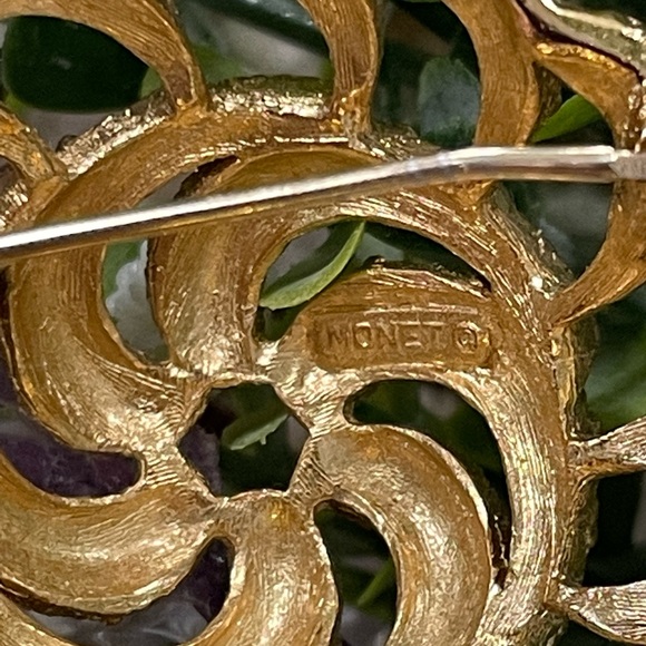 Exquisite Vintage Gold MONET Swirled 3D Brooch - Picture 5 of 7